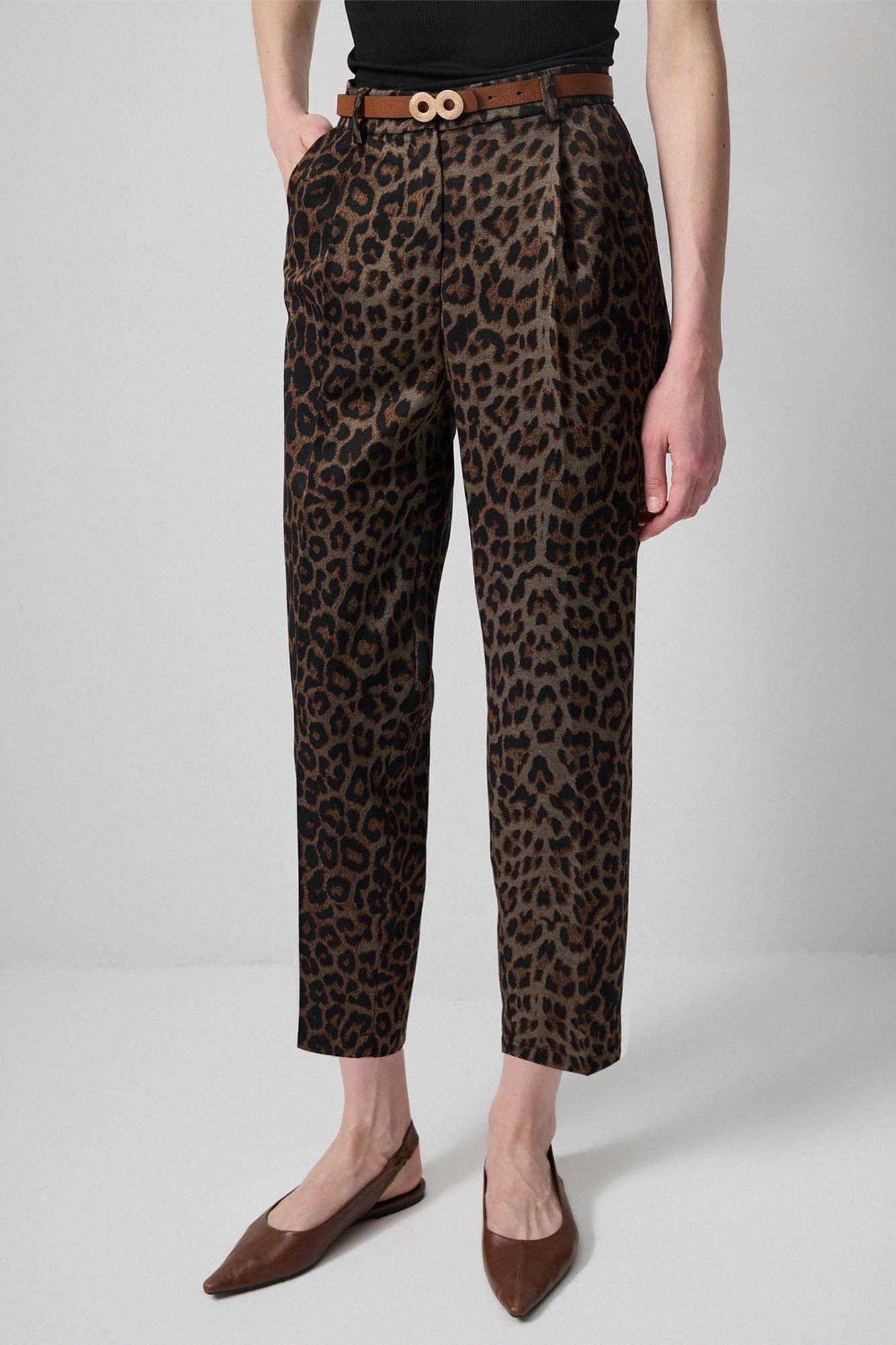 Pantaloni a carota leopardati affusolati