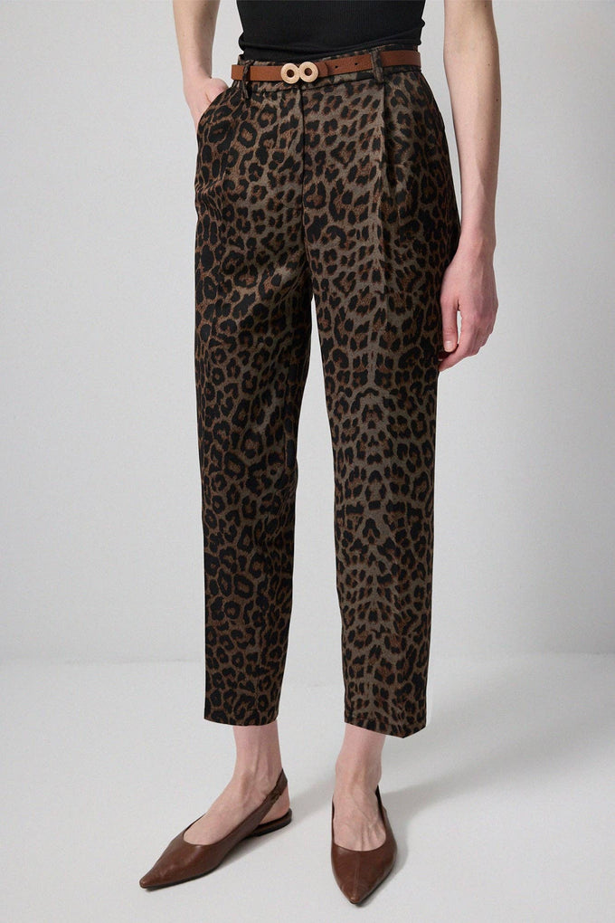 Pantaloni a carota leopardati affusolati