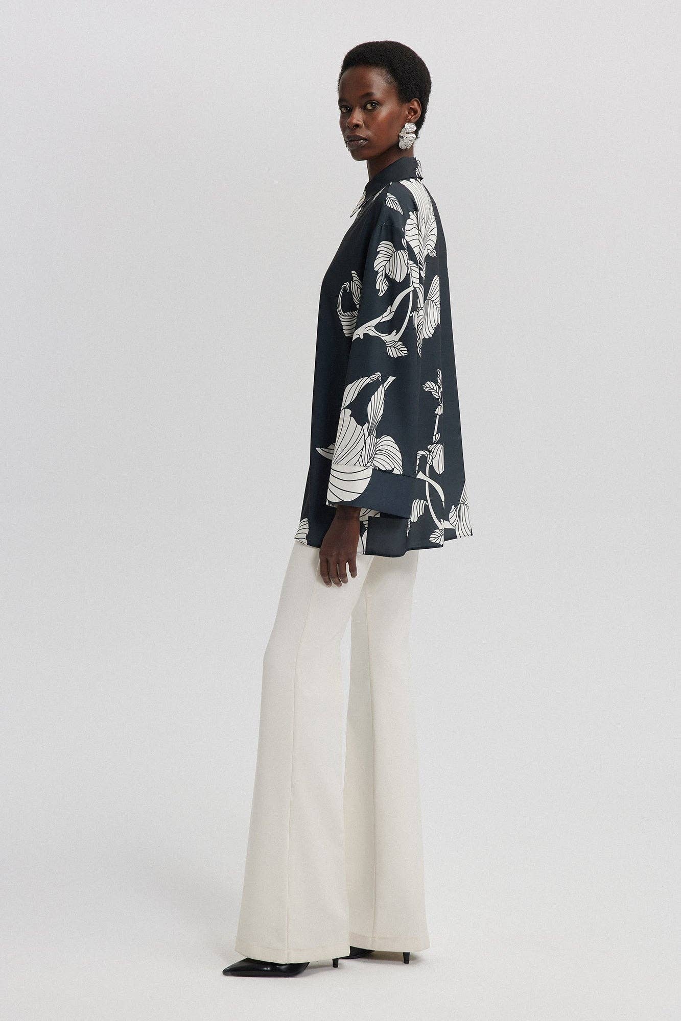 Camicia oversize in raso con stampa floreale bicolor