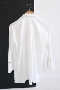 Camicia classica bianca in raso con polsini larghi