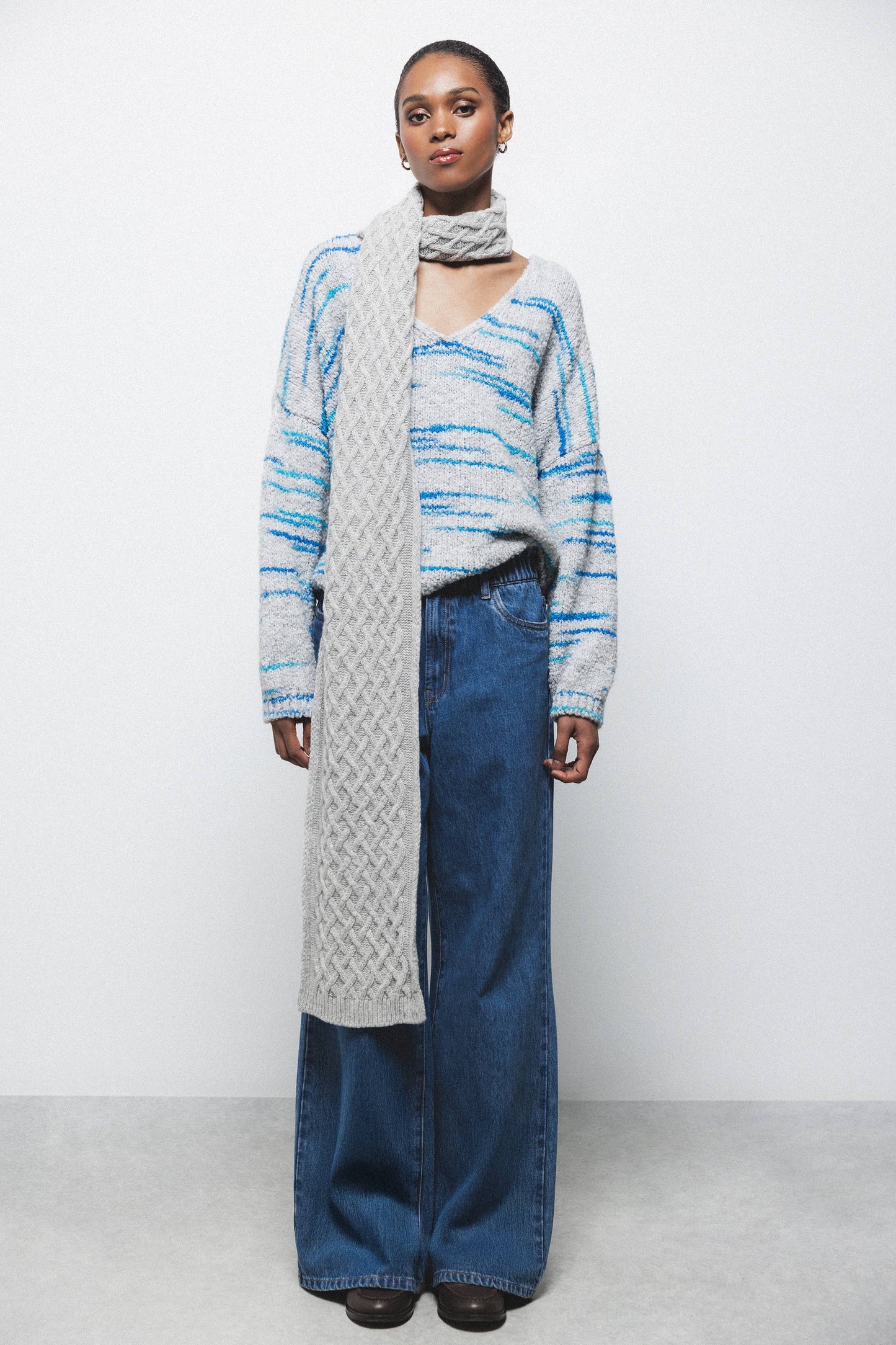 Maglione in maglia a righe con scollo a V