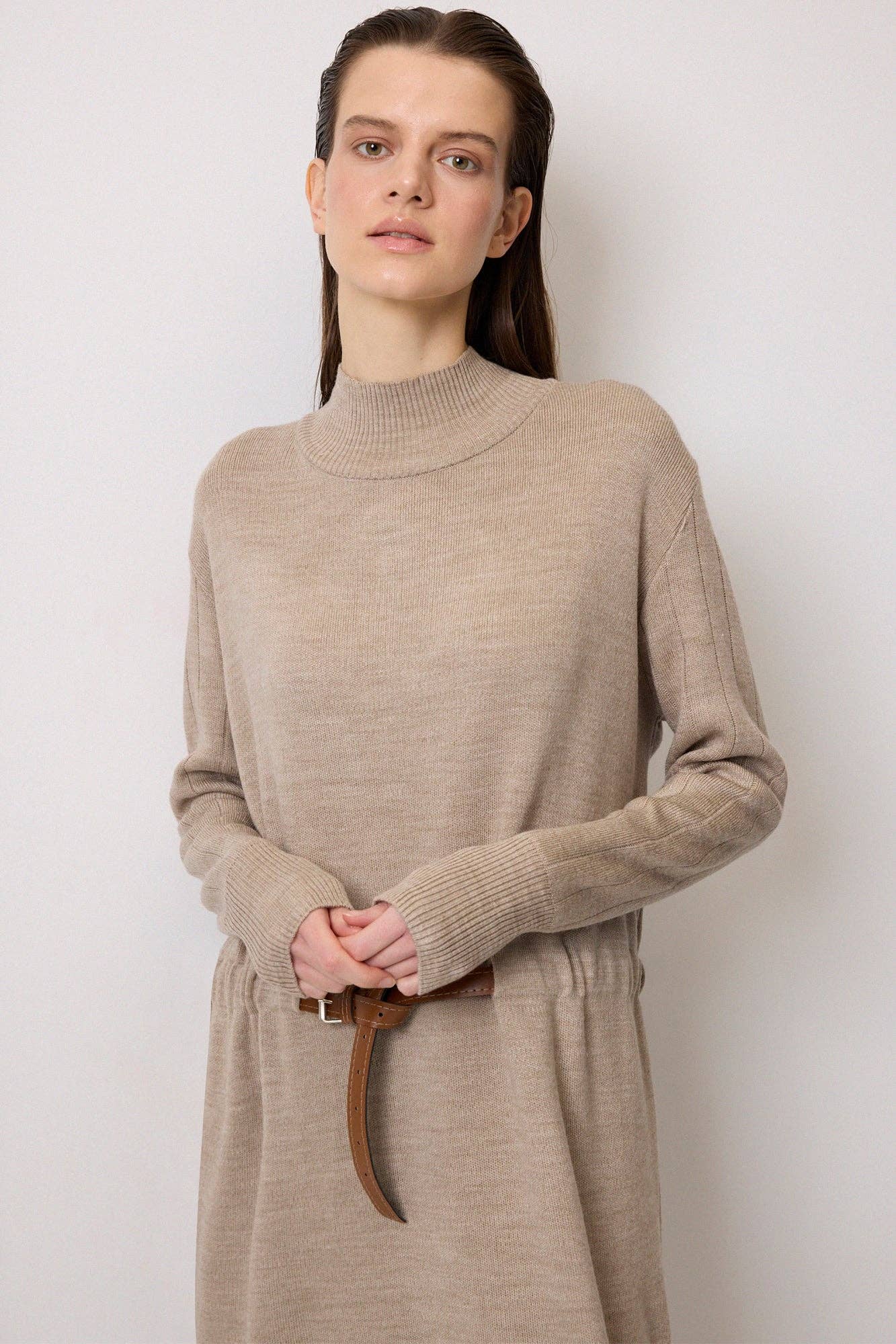 Abito midi in maglia con dolcevita e cintura