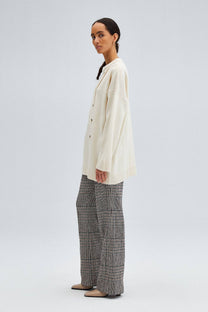 Maglione in maglia con bottoni asimmetrici ecru