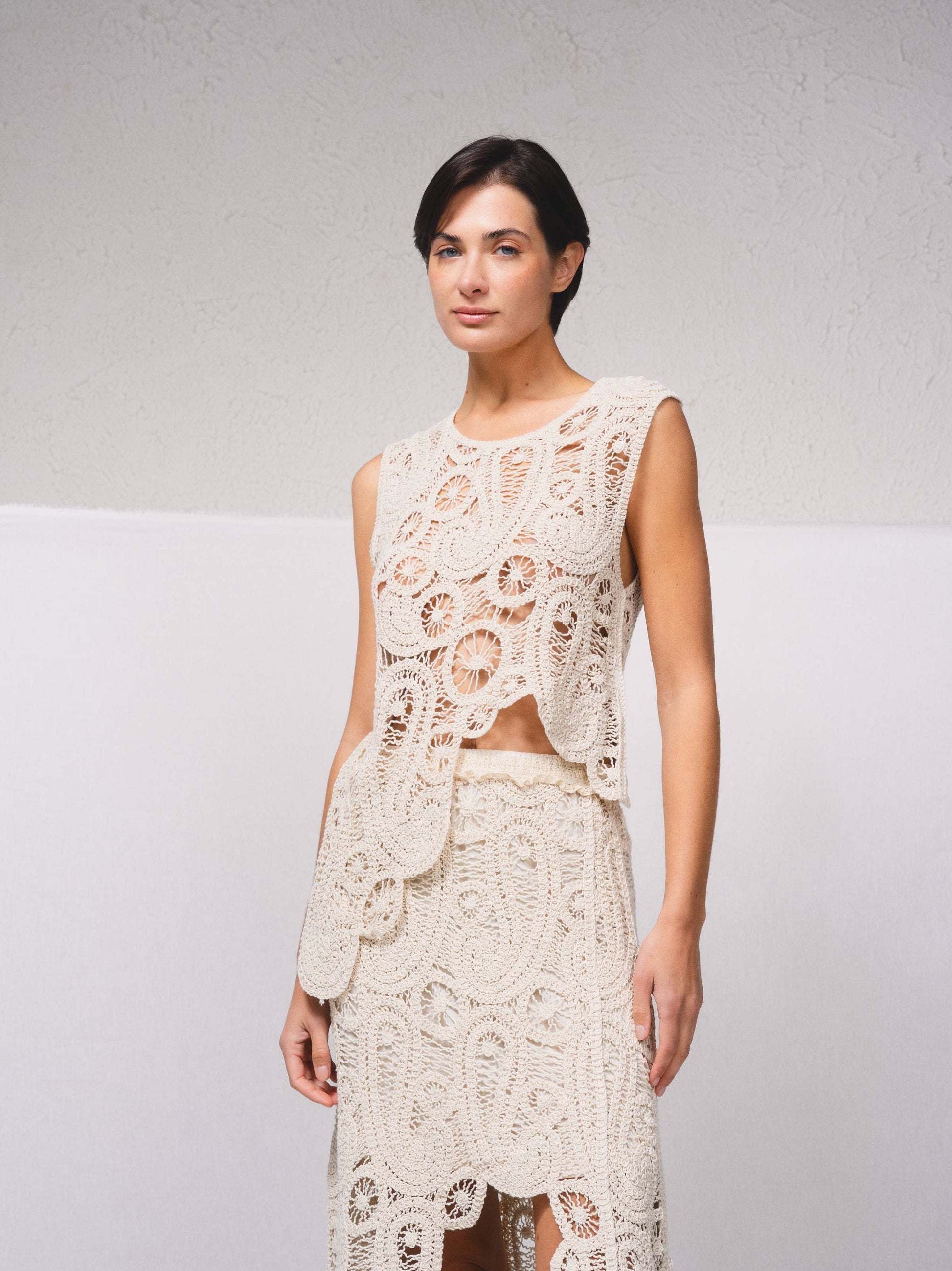 Top asimmetrico crochet in cotone
