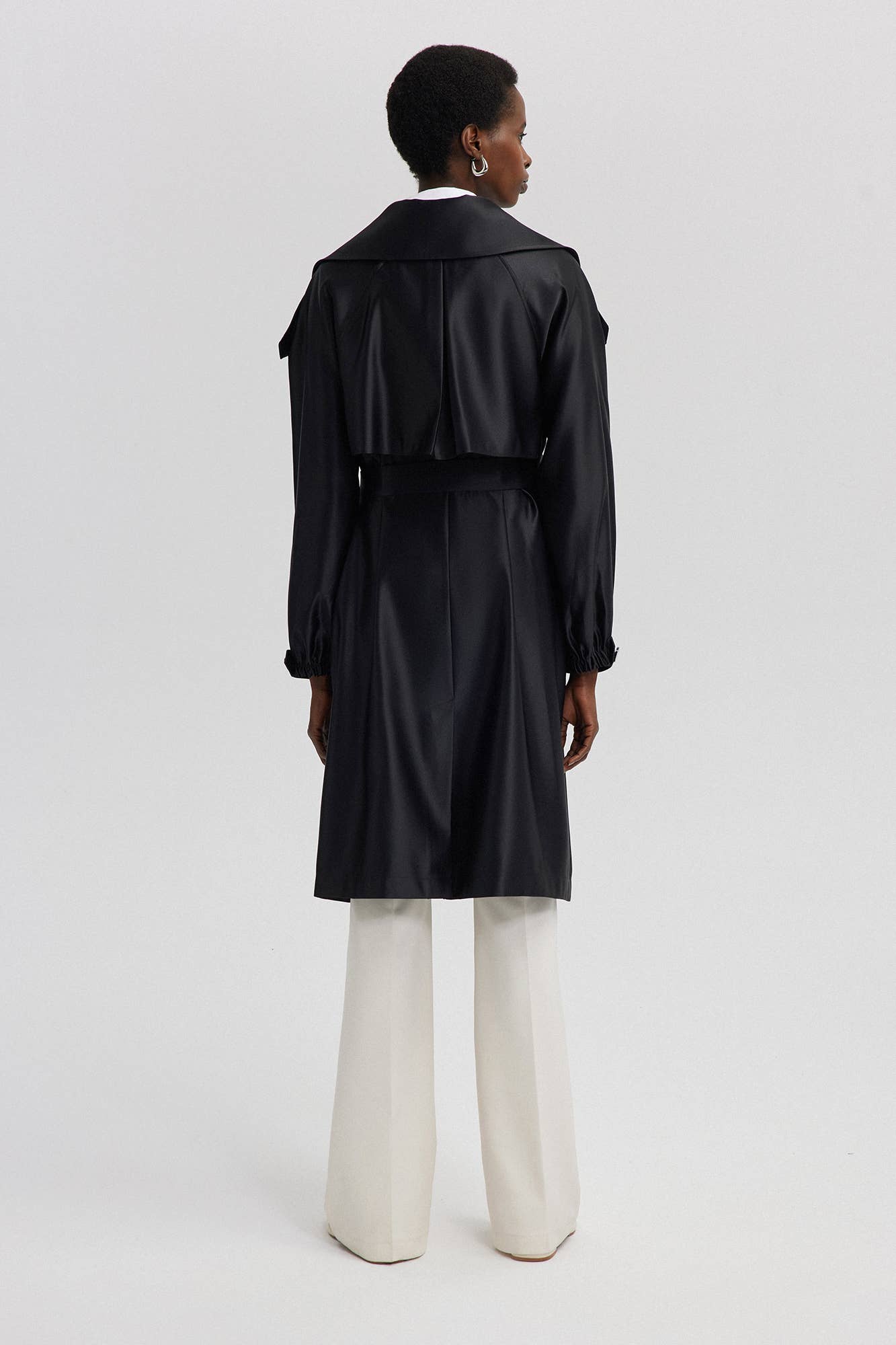 Cappotto trench effetto raso nero con cintura