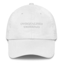 Cappellino da baseball ricamato “Overqualified Underpaid”