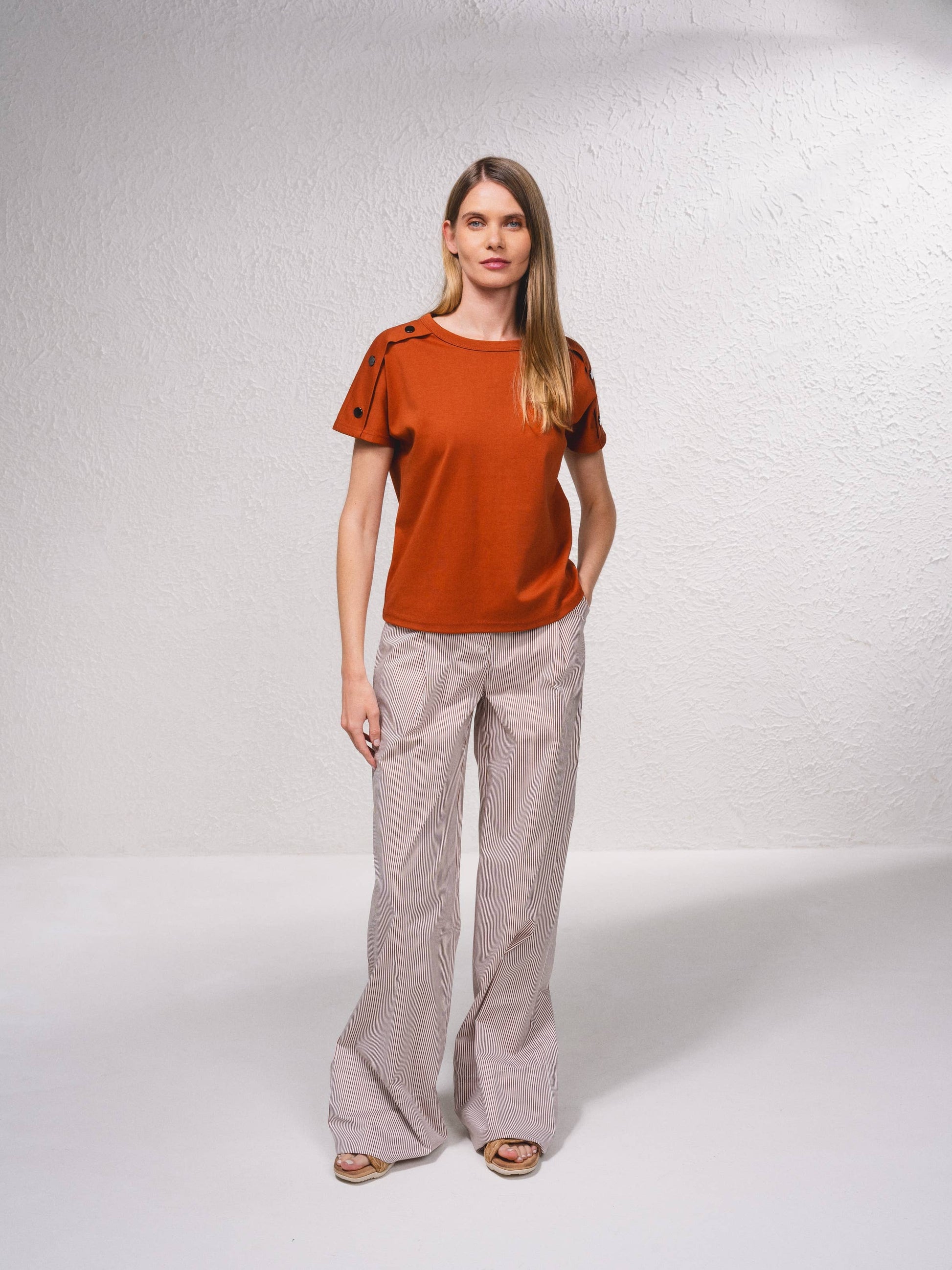 T-shirt in cotone con bottoni decorativi sulle maniche