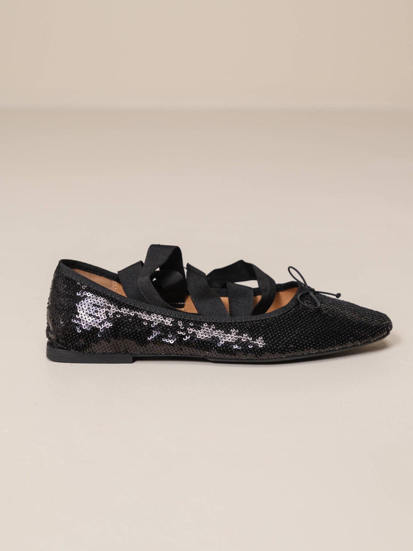 Ballerine nere con paillettes e nastri avvolgenti