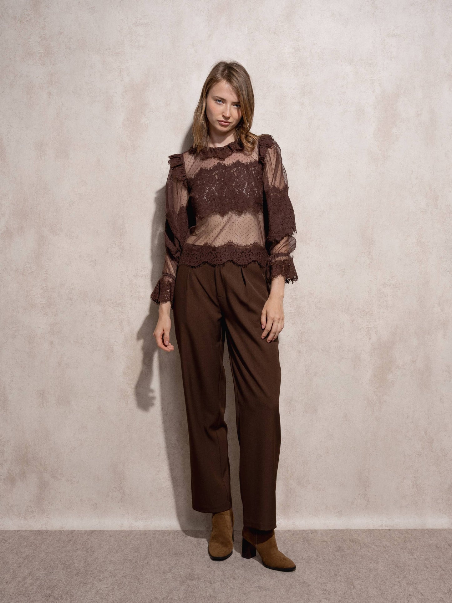 Blusa in pizzo trasparente con collo alto e maniche lunghe