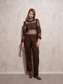 Blusa in pizzo trasparente con collo alto e maniche lunghe