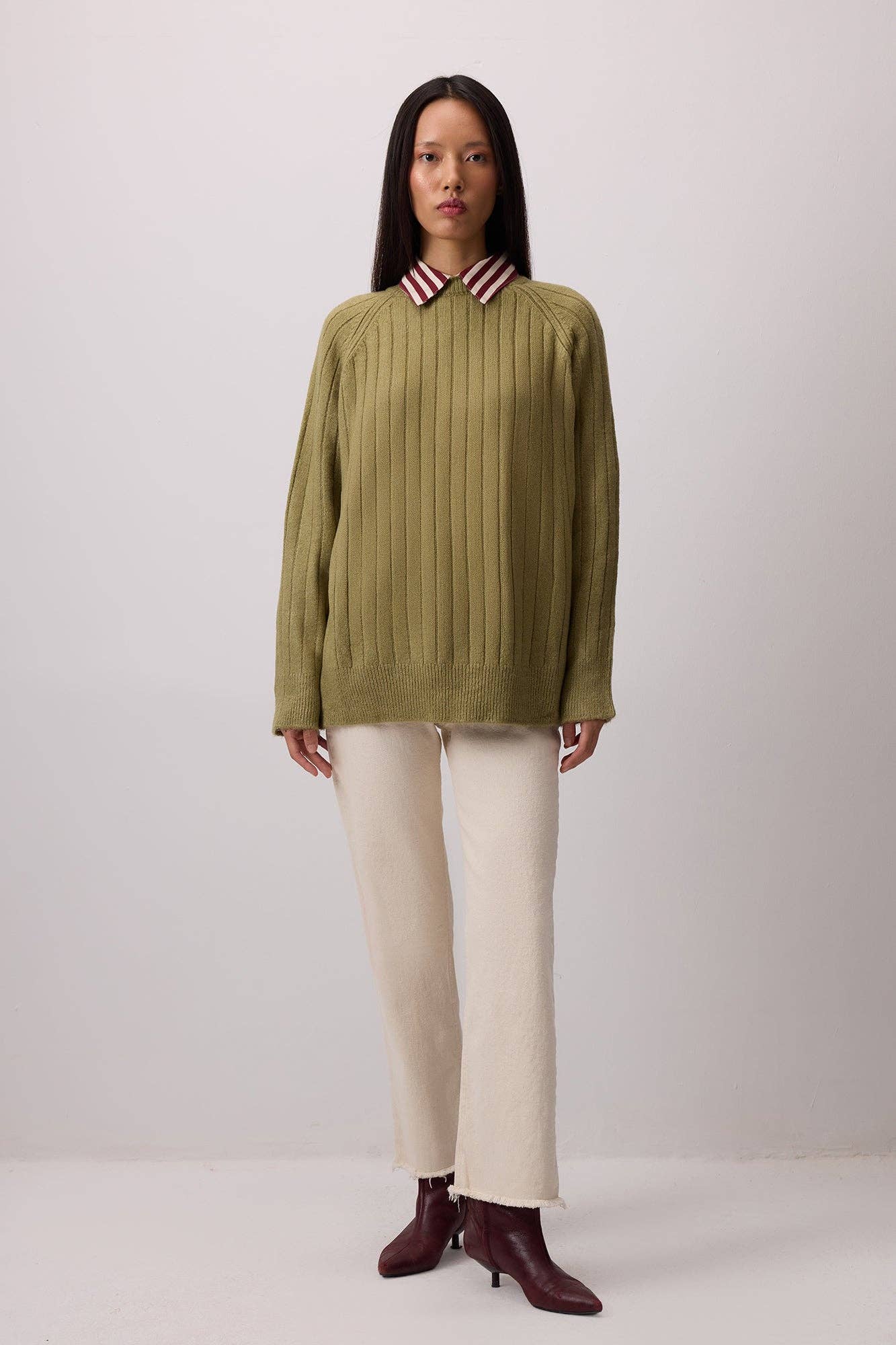 Maglione a coste verde con girocollo