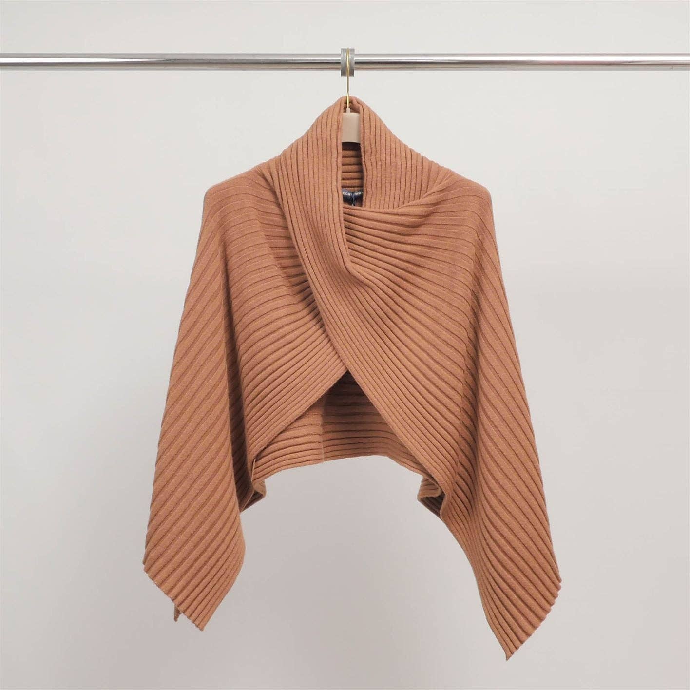 Poncho a coste asimmetrico in maglia morbida