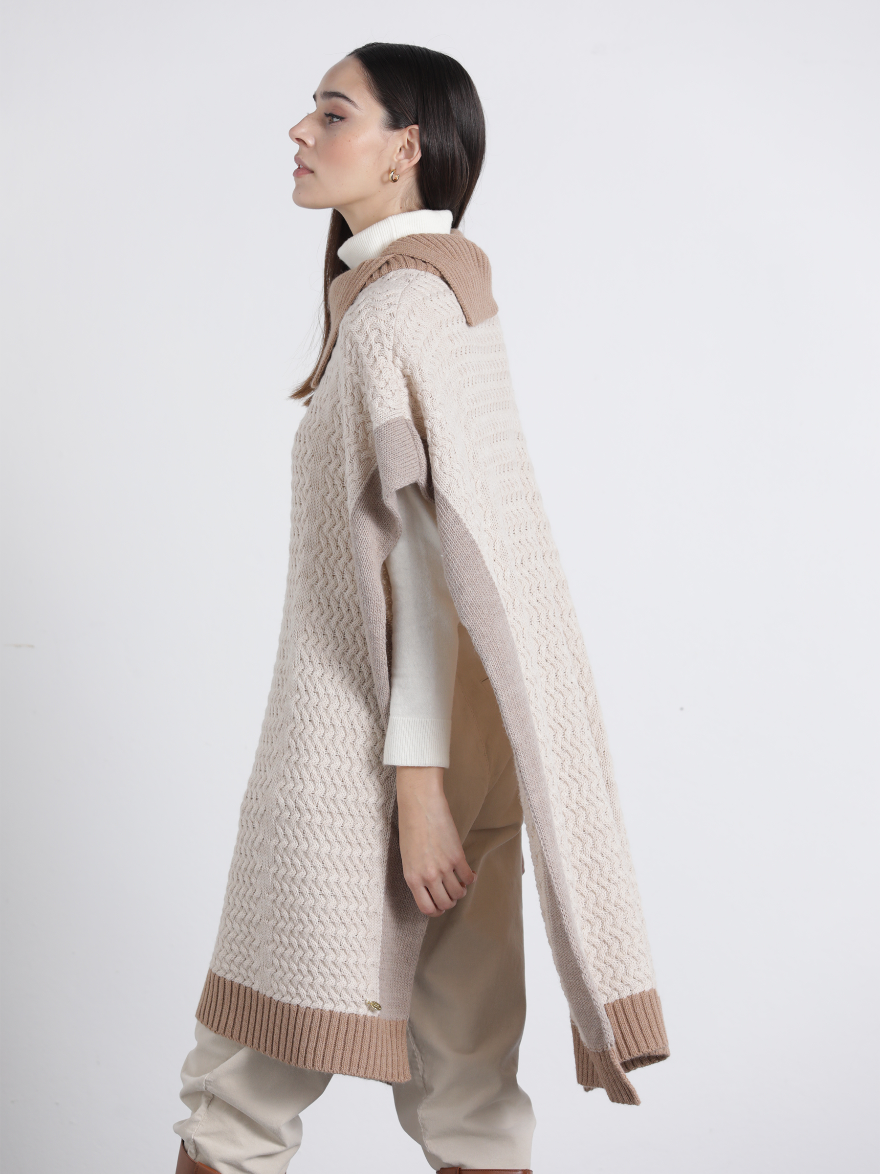 Mantella in maglia bicolor con collo alto