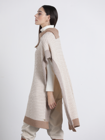 Mantella in maglia bicolor con collo alto
