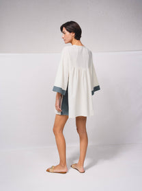 Vestito tunica corto in cotone con ricami a contrasto