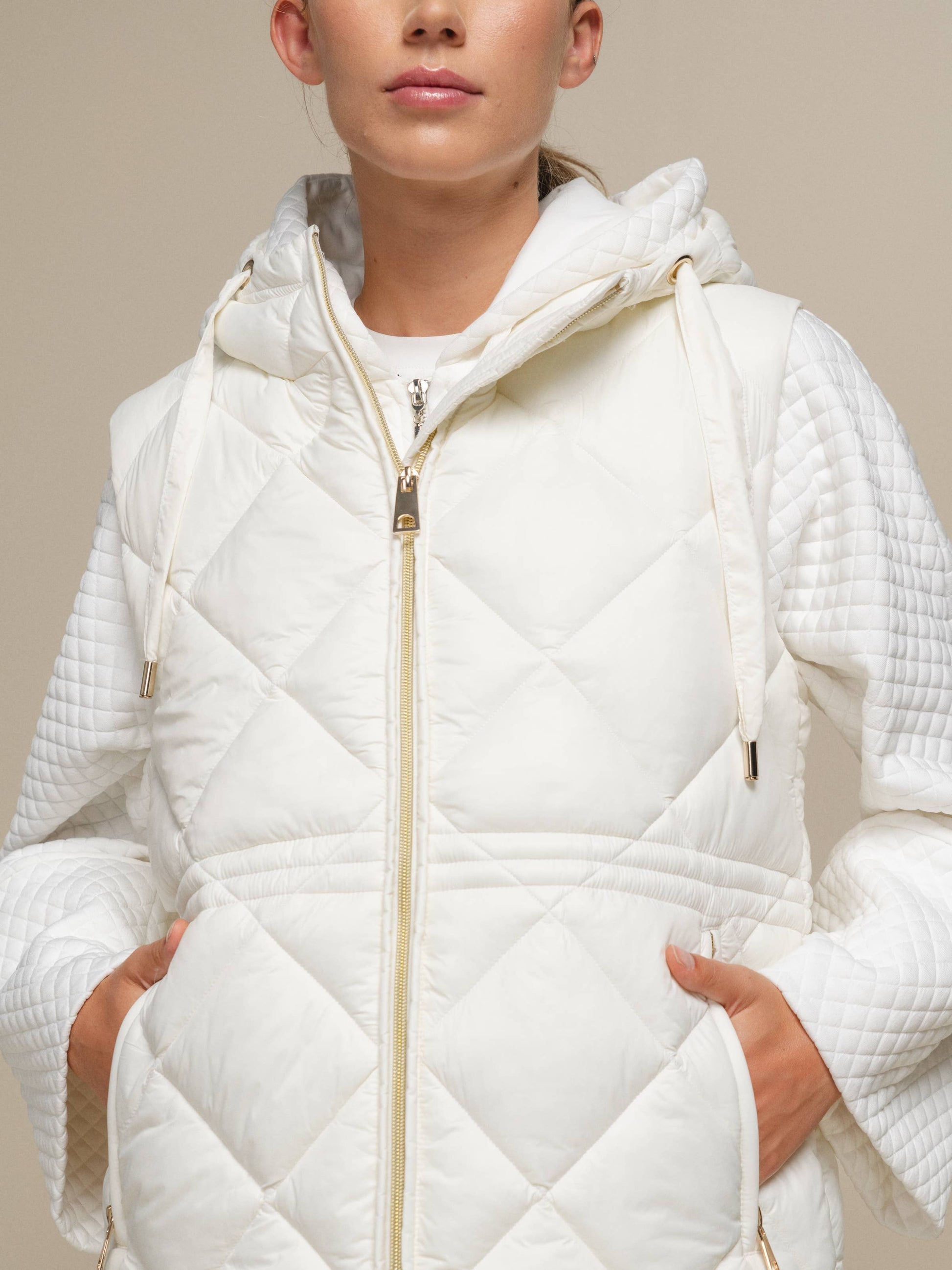 Gilet imbottito lungo con cappuccio da donna