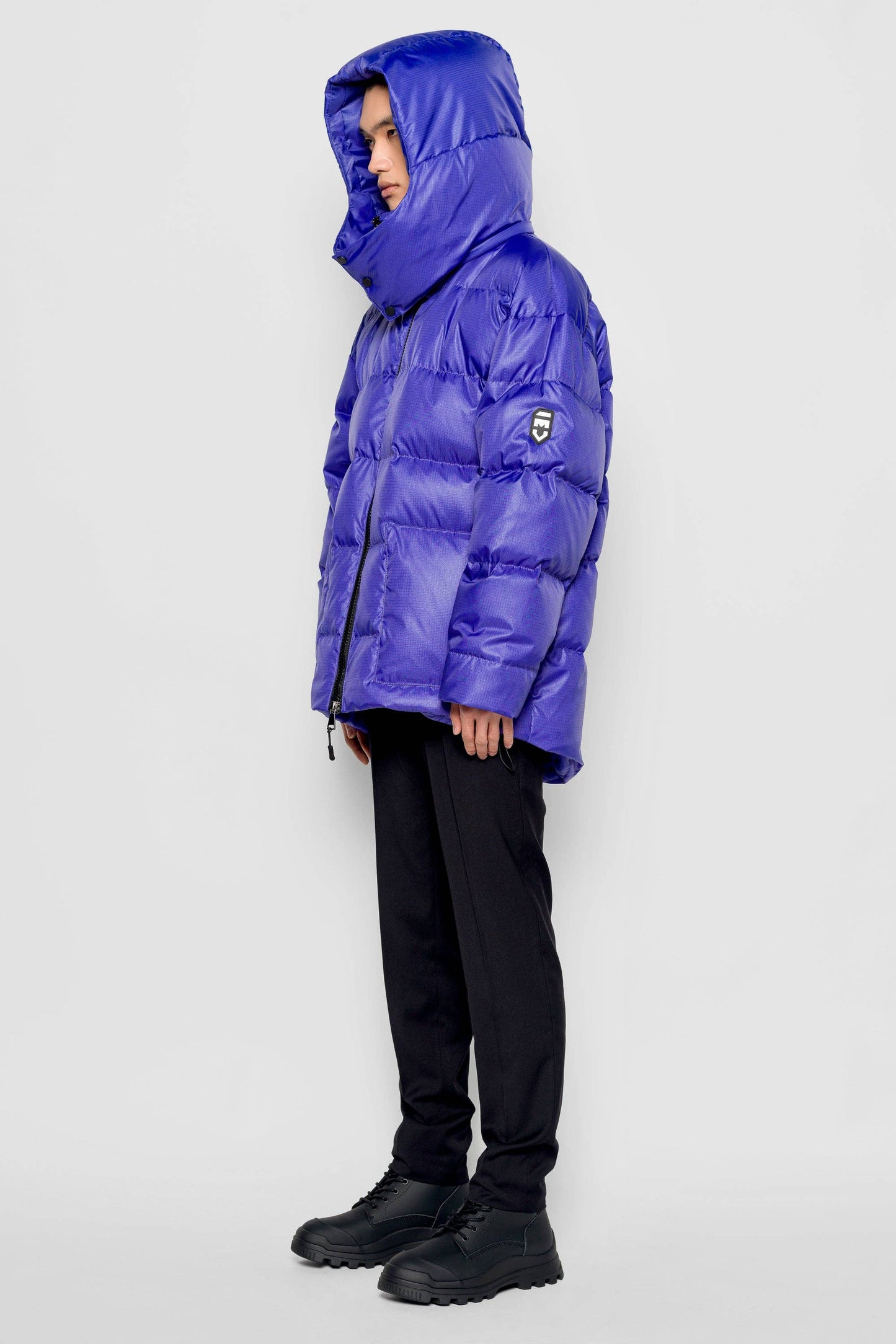Piumino oversize viola con cappuccio removibile