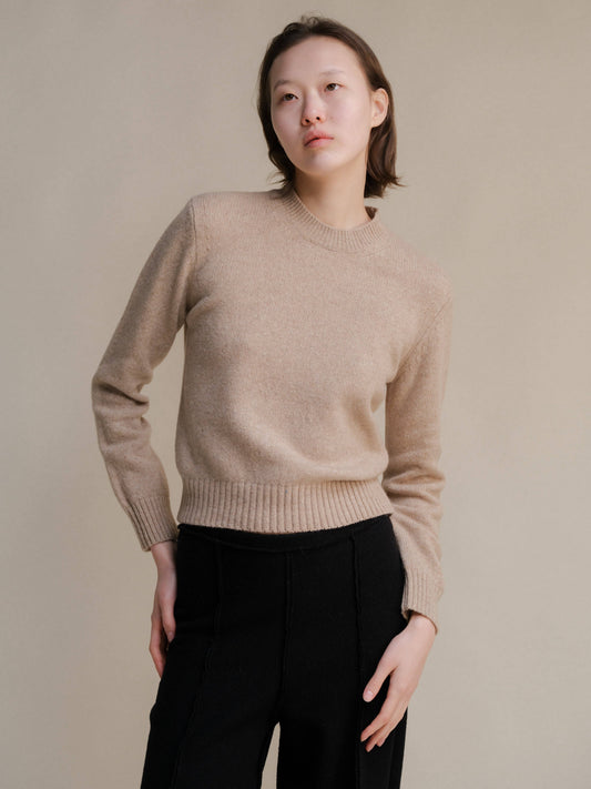 Maglione girocollo in tweed cropped in lana riciclata