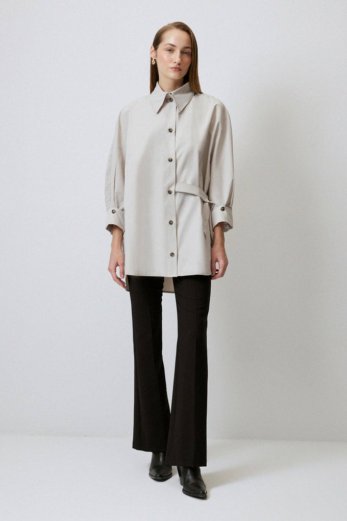 Camicia oversize con cintura asimmetrica