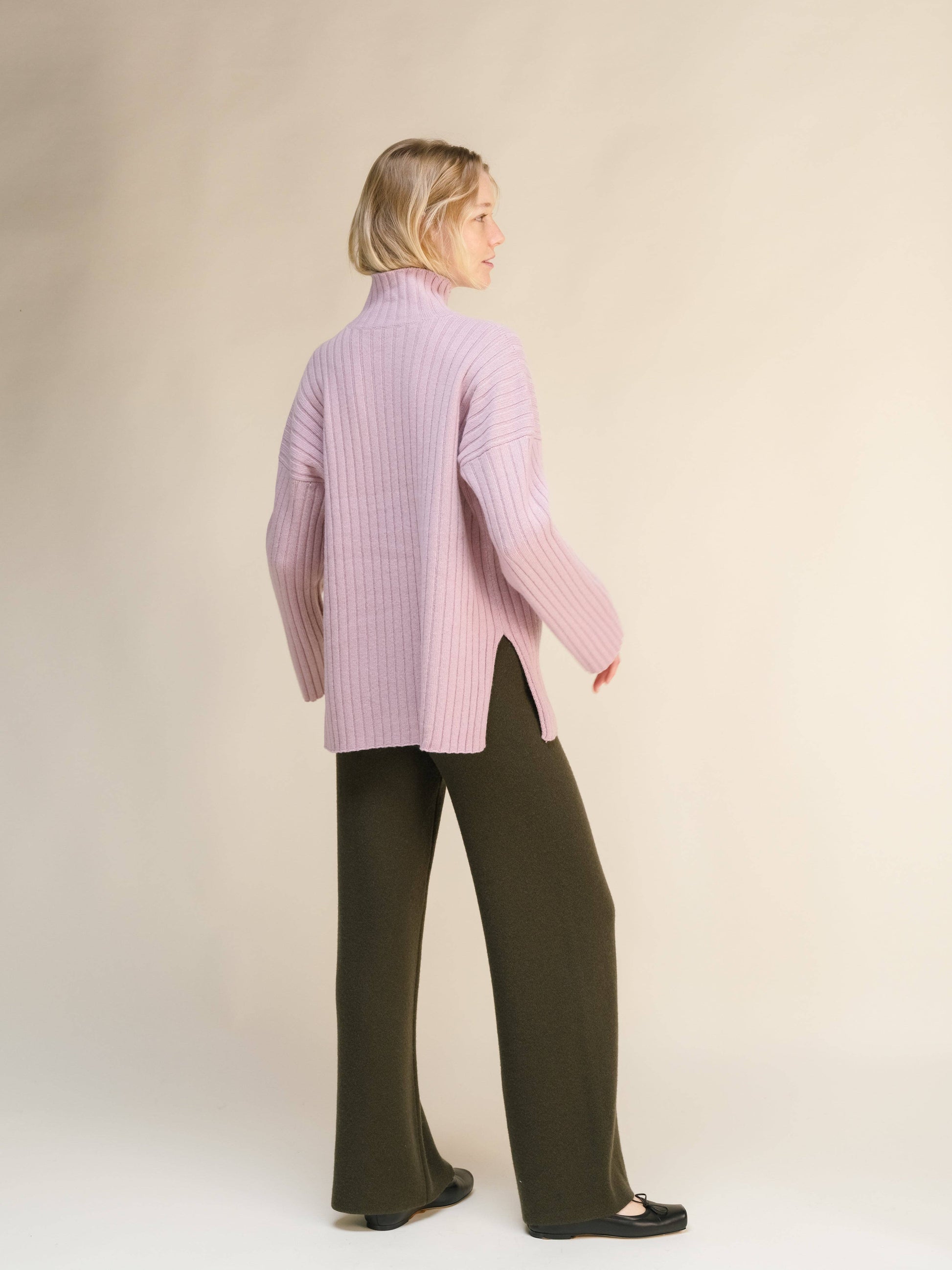 Maglione dolcevita oversize a coste in misto cashmere con spacchi laterali