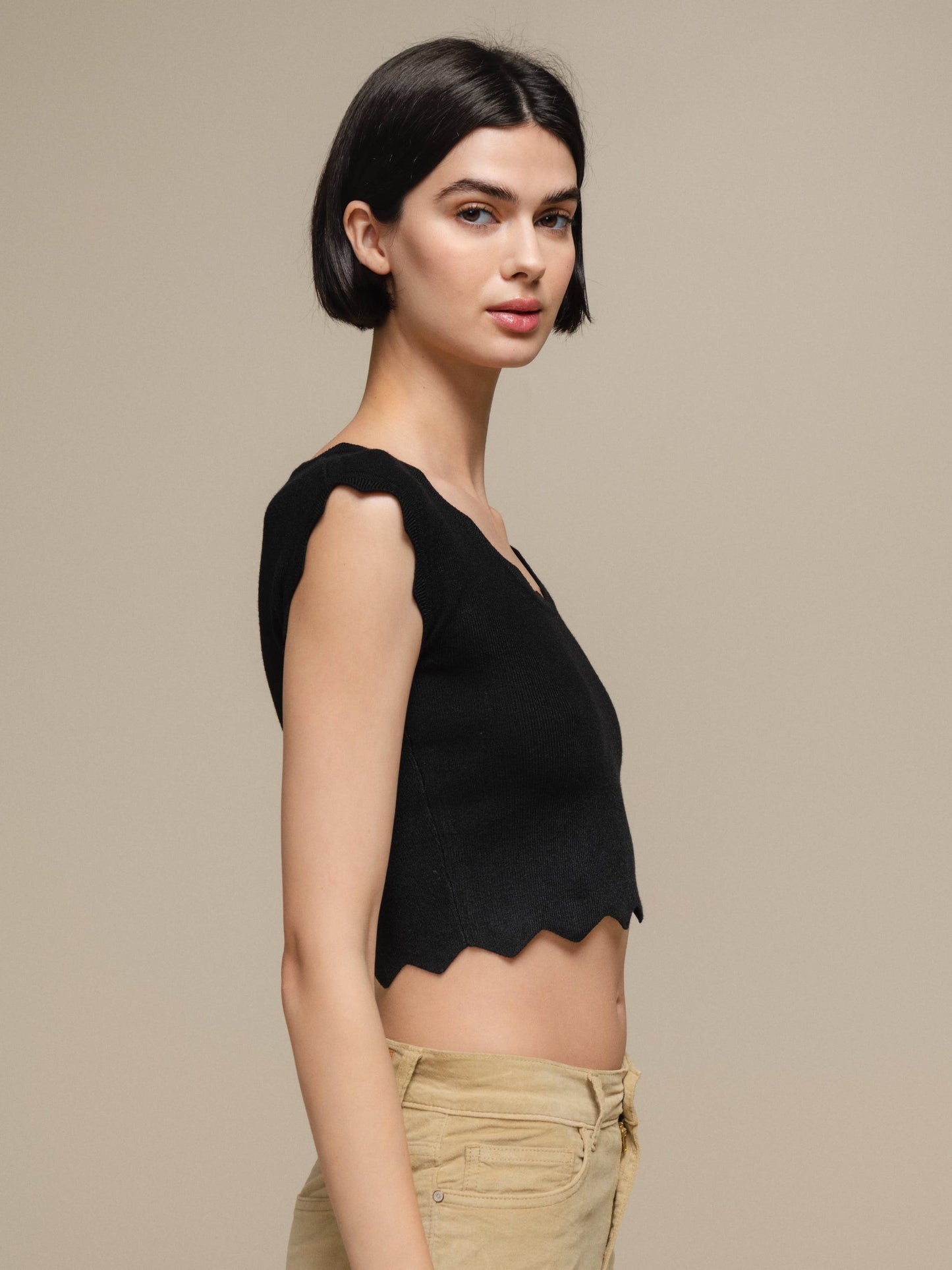 Top crop in maglia a costine con bordo ondulato