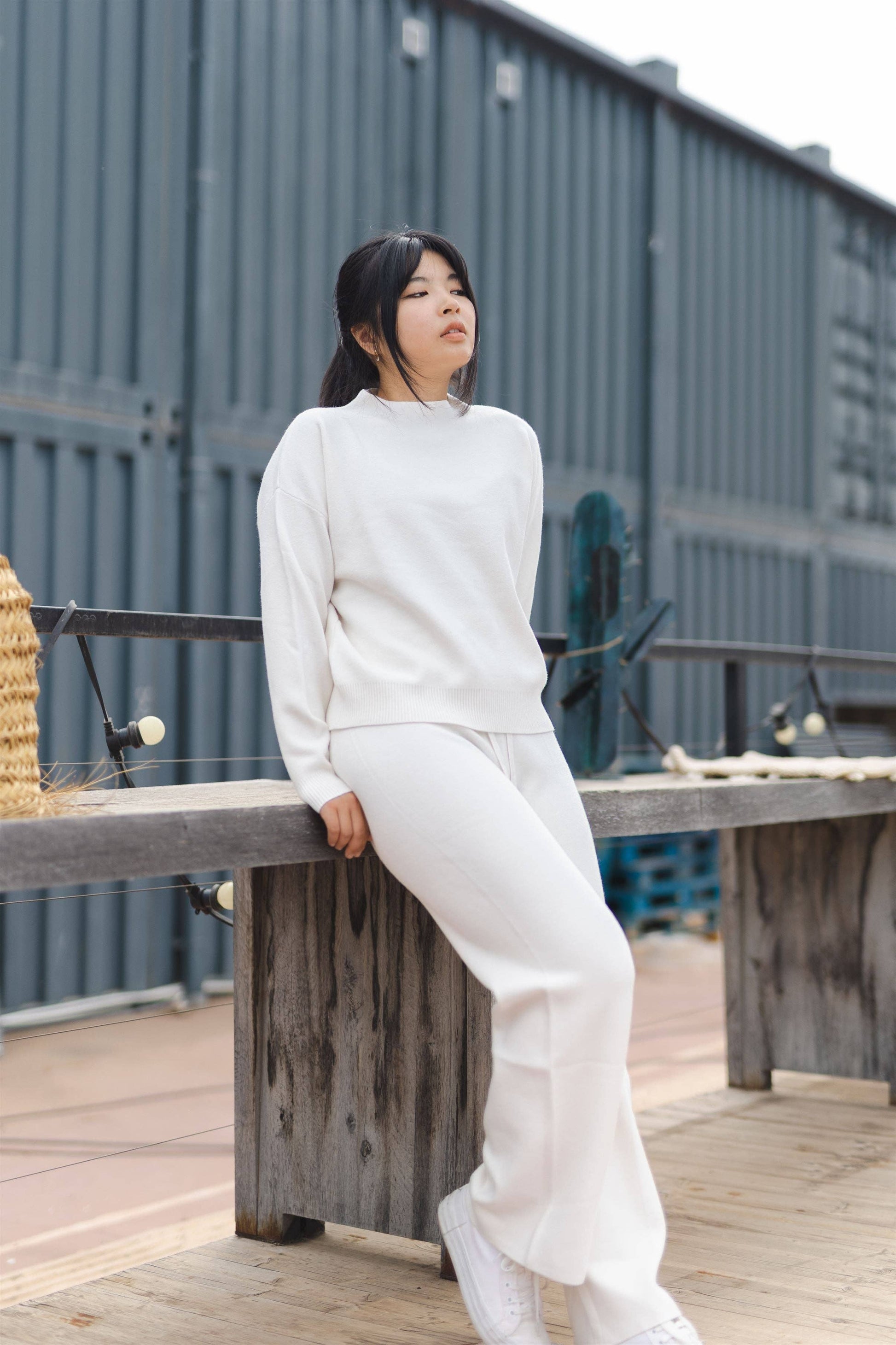 Completo minimal comodo maglione e pantaloni