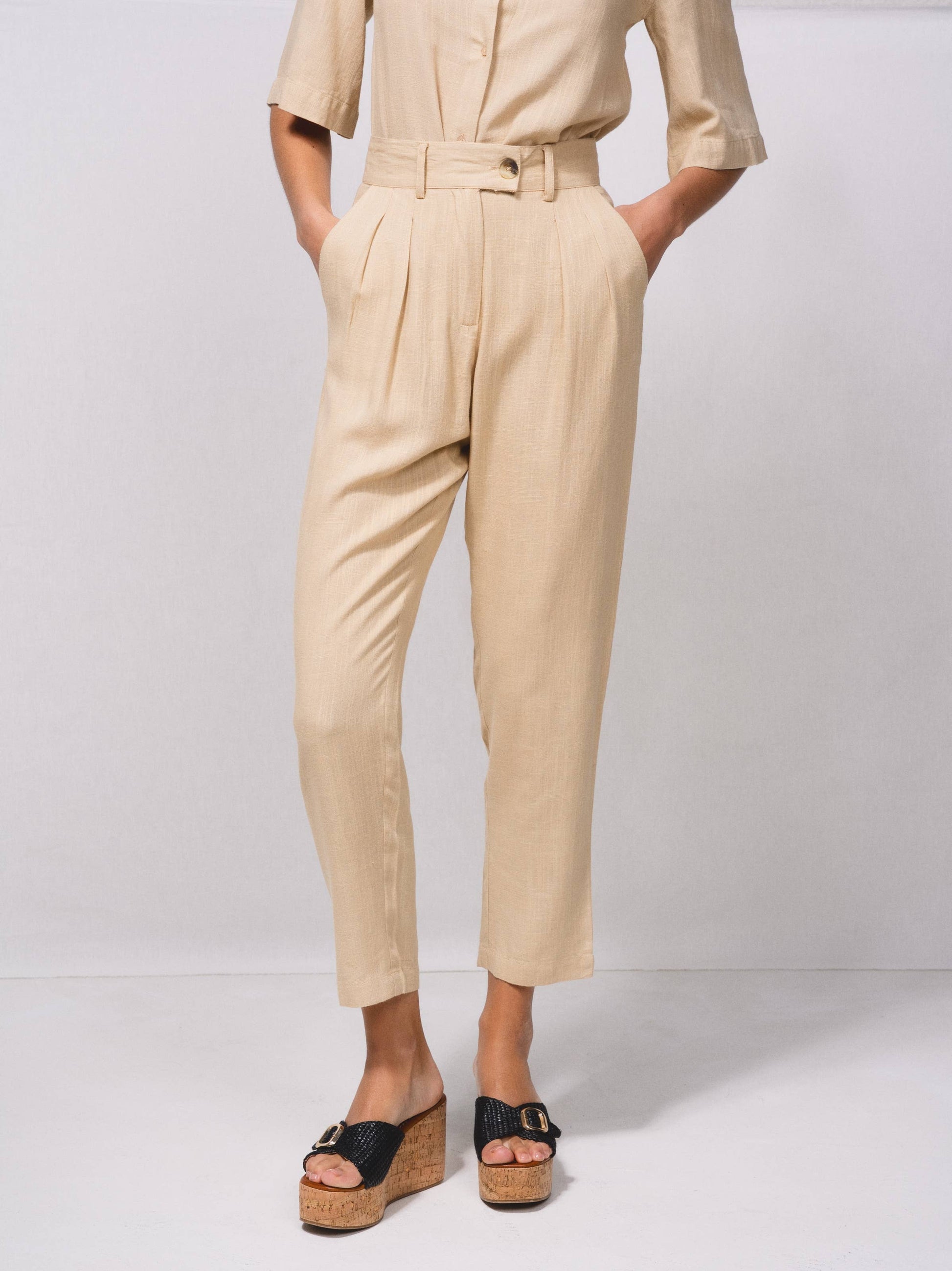 Pantaloni a vita alta in misto lino con pinces