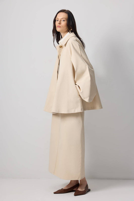 Trench corto in gabardine di cotone con maniche svasate