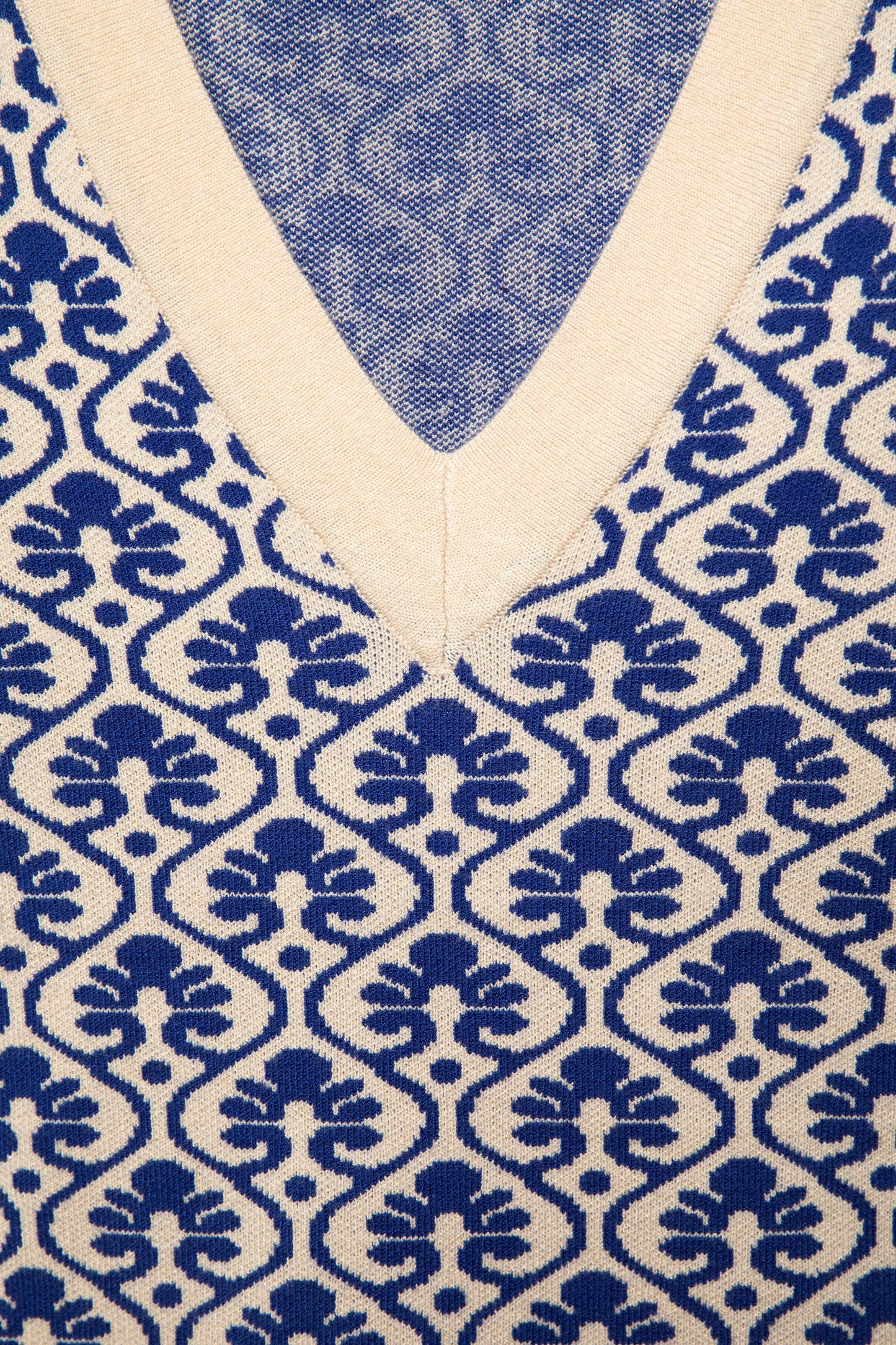 Maglione jacquard con motivo geometrico e scollo a V