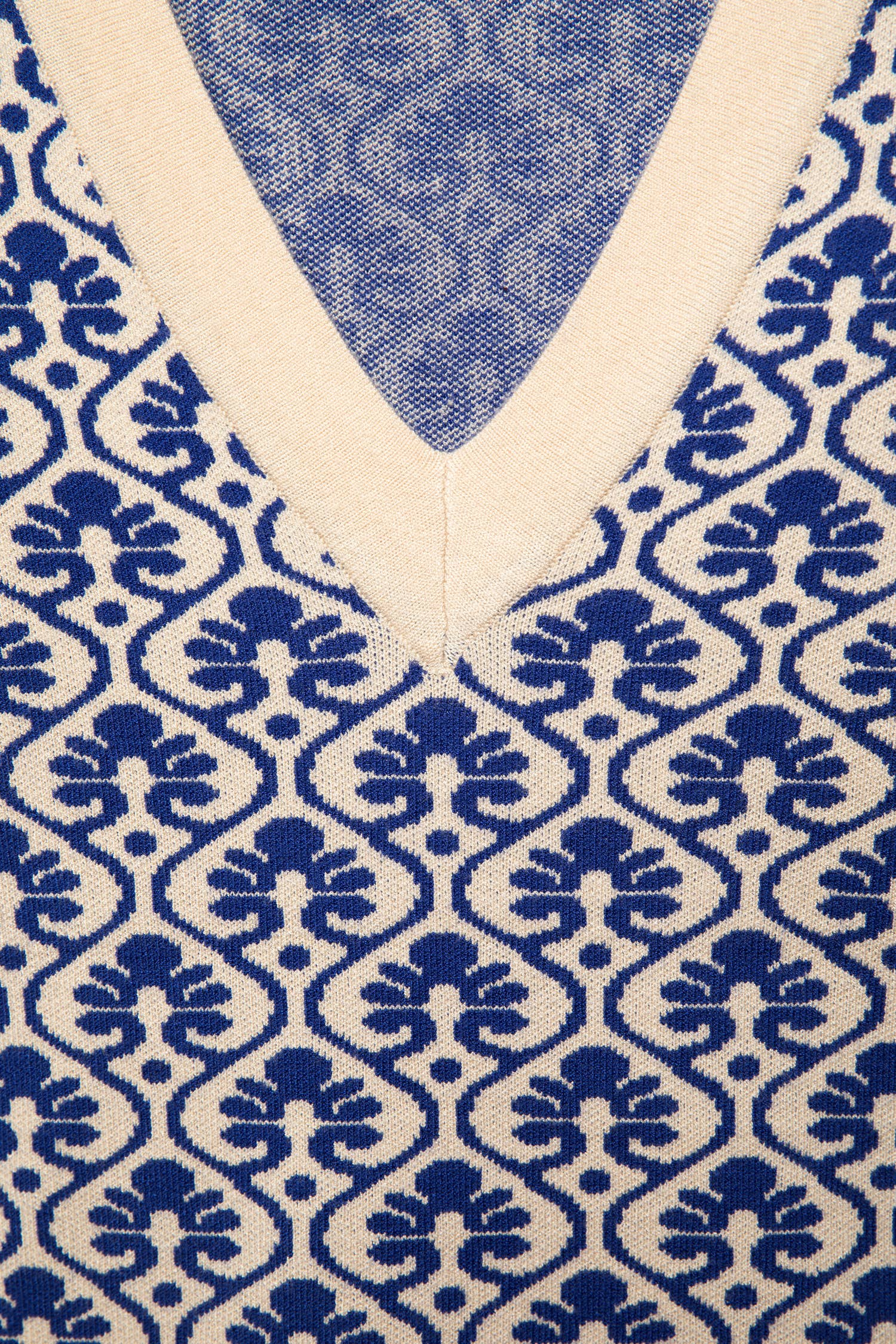 Maglione jacquard con motivo geometrico e scollo a V