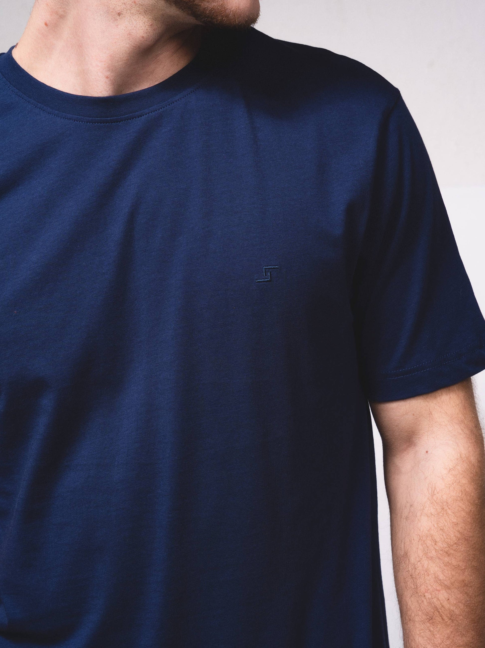 T-shirt basic in cotone con logo ricamato