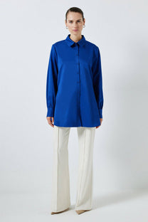 Camicia lunga indaco con orlo a balze
