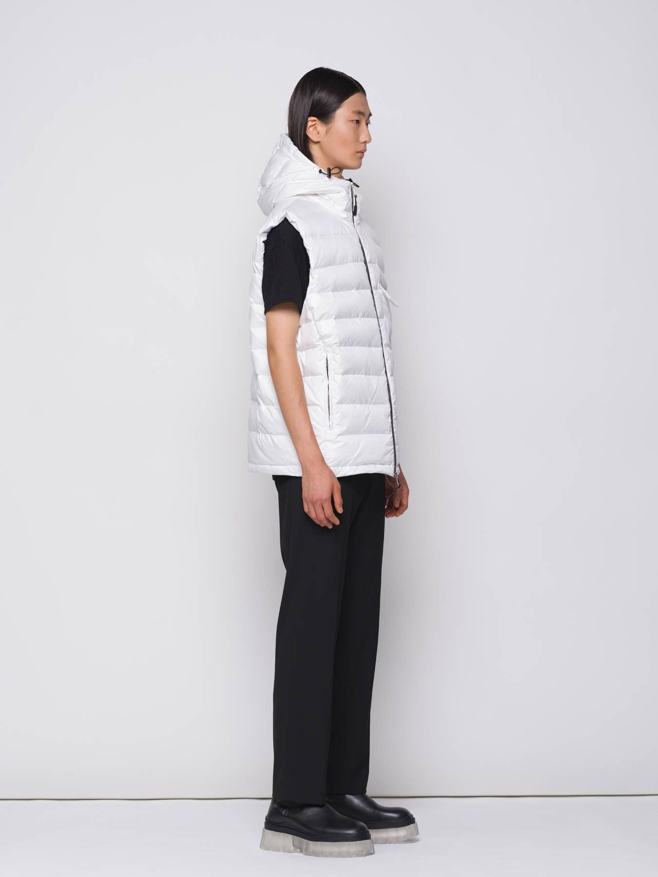 Gilet imbottito con cappuccio e zip