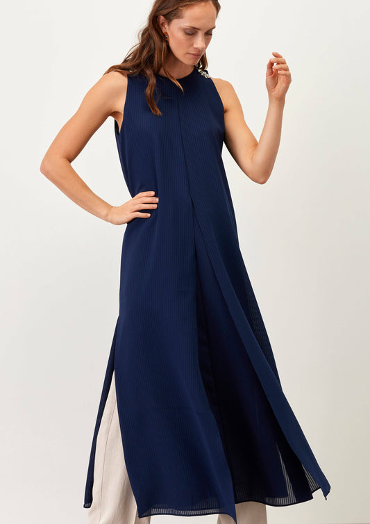 Abito lungo blu con applicazioni gioiello sulle spalle