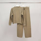 Completo minimal comodo maglione e pantaloni
