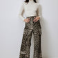 Pantaloni cargo a zampa in cotone leopardato