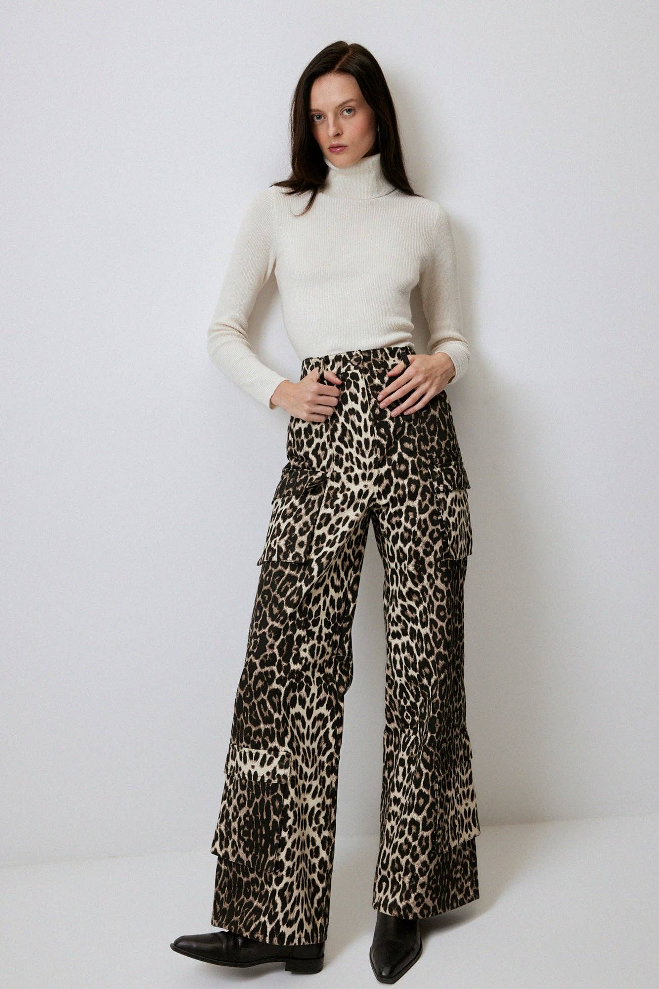 Pantaloni cargo a zampa in cotone leopardato