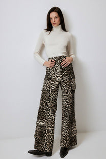 Pantaloni cargo a zampa in cotone leopardato