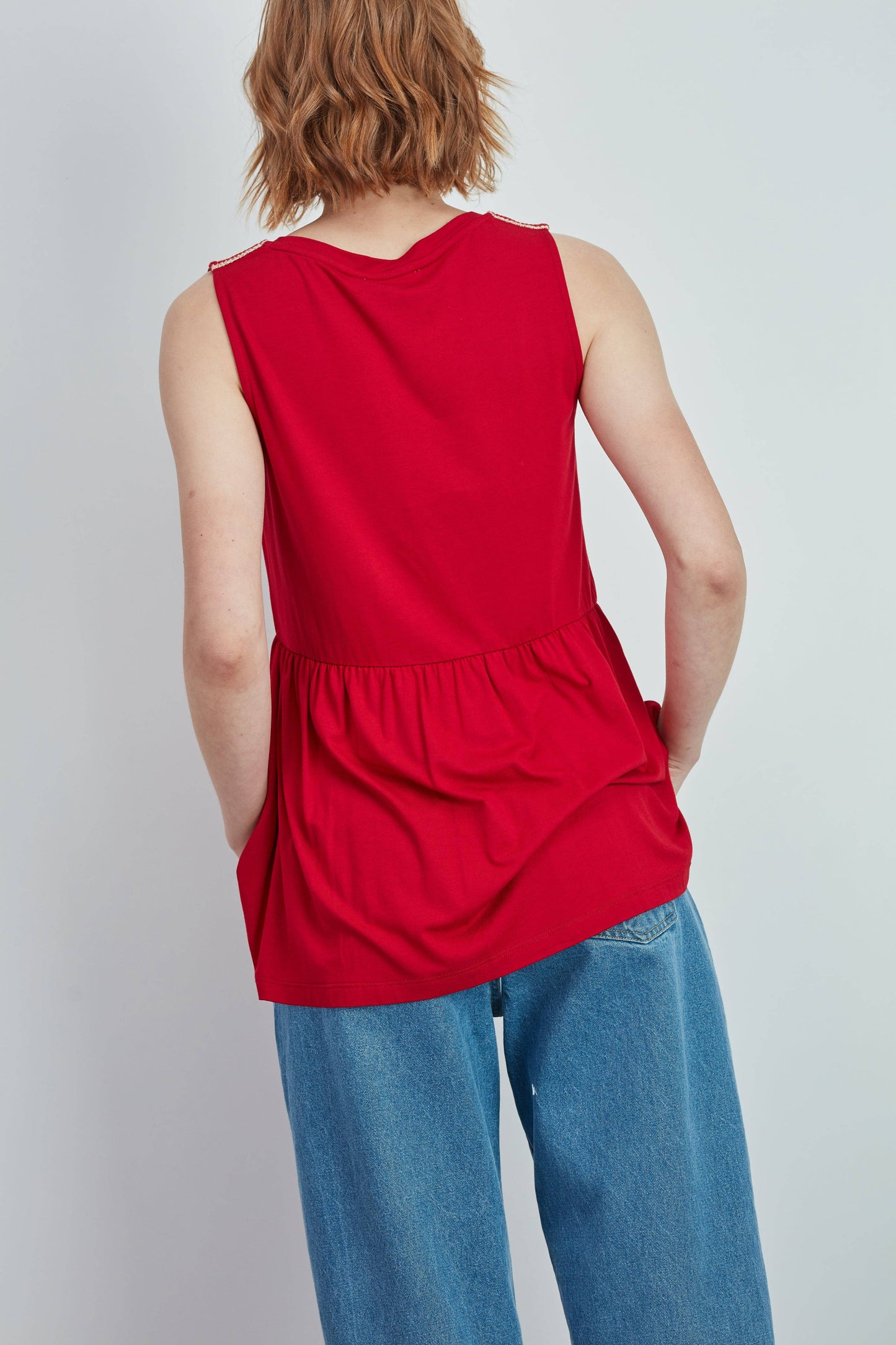 Top smanicato con scollo a V in viscosa