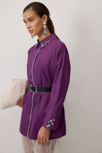 Camicia lunga viola con colletto gioiello