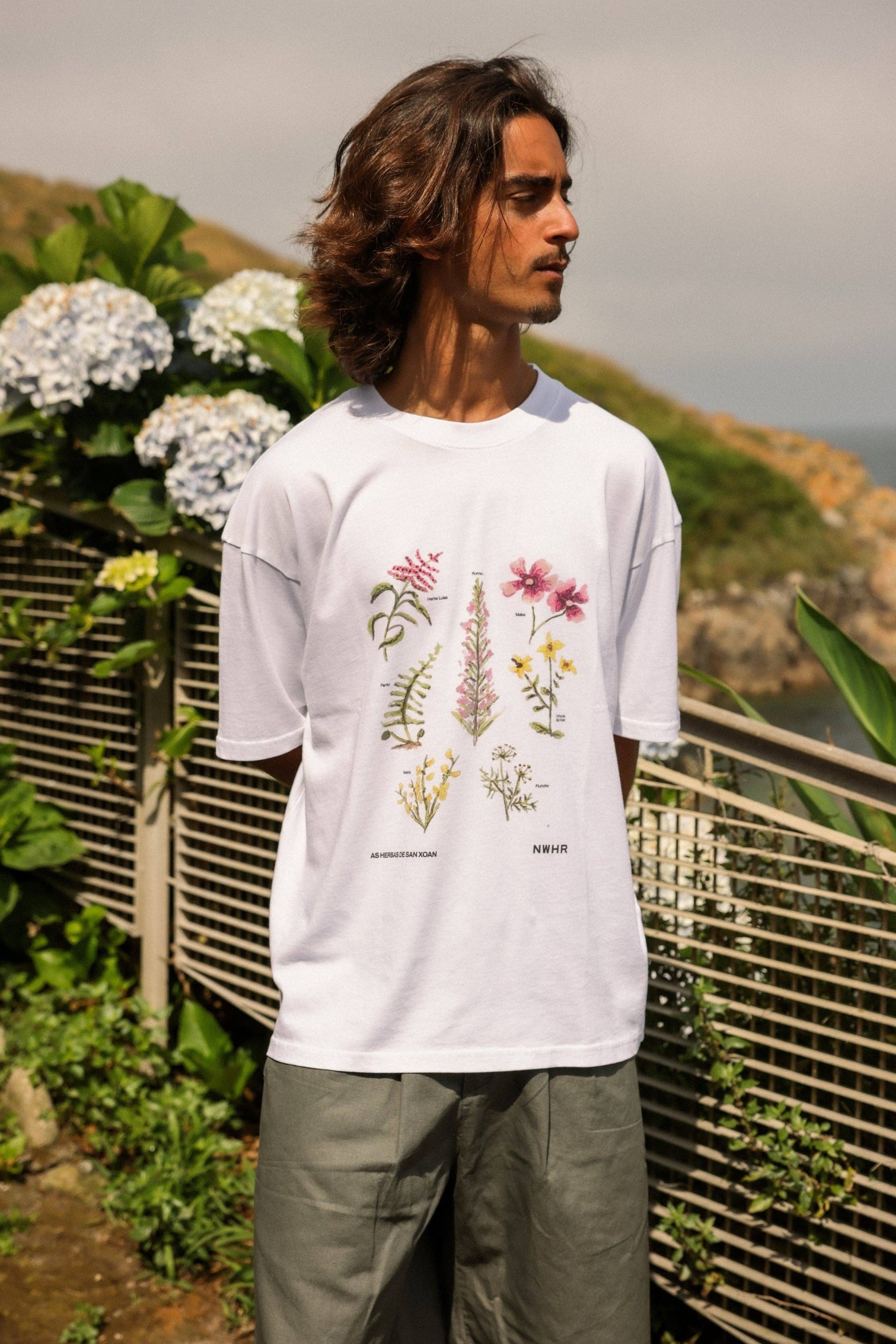 T-shirt oversize San Xoán con stampa botanica
