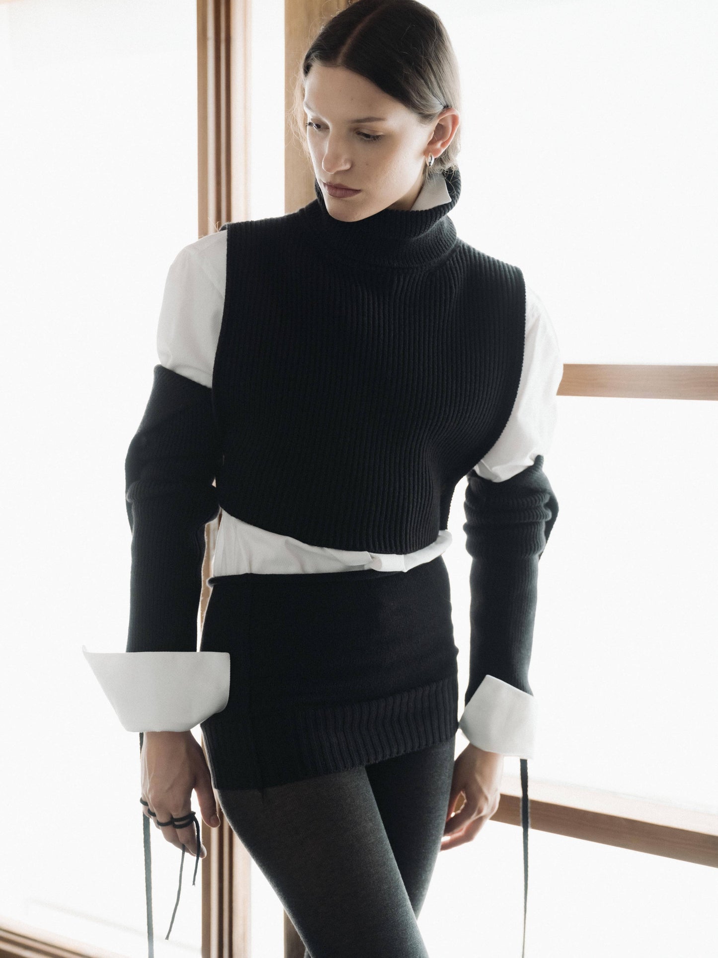 Dolcevita corto in lana merino extrafine con bottoni in corno