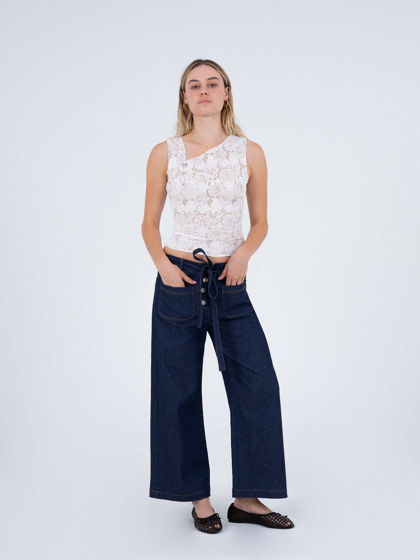 Top asimmetrico in pizzo bianco scintillante