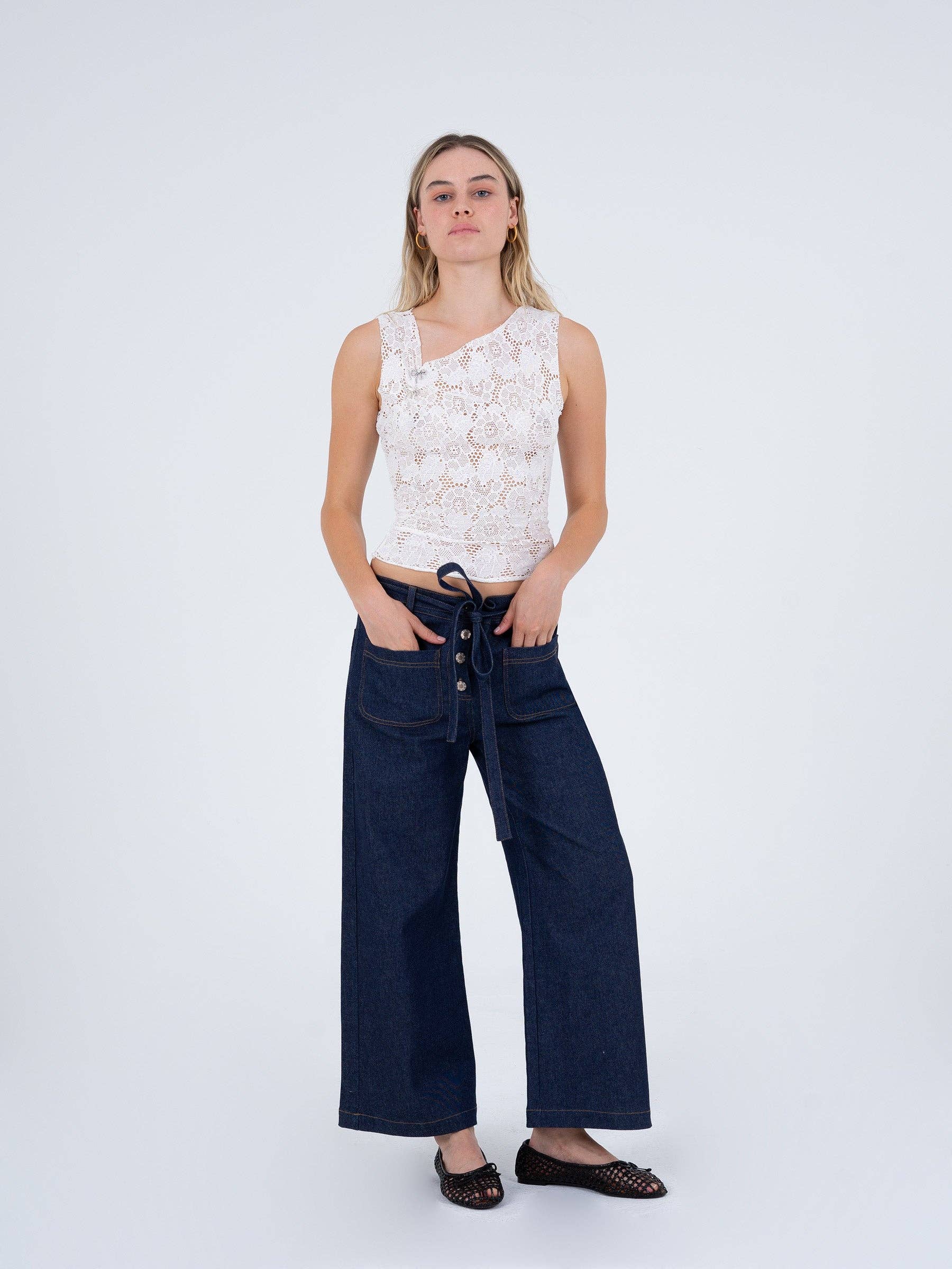 Top asimmetrico in pizzo bianco scintillante