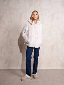 Cappotto corto in eco pelliccia con cappuccio