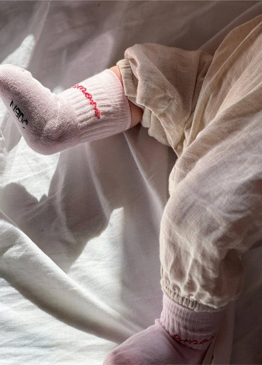 Calzini bambino rosa con ricamo “Amore” in cotone biologico