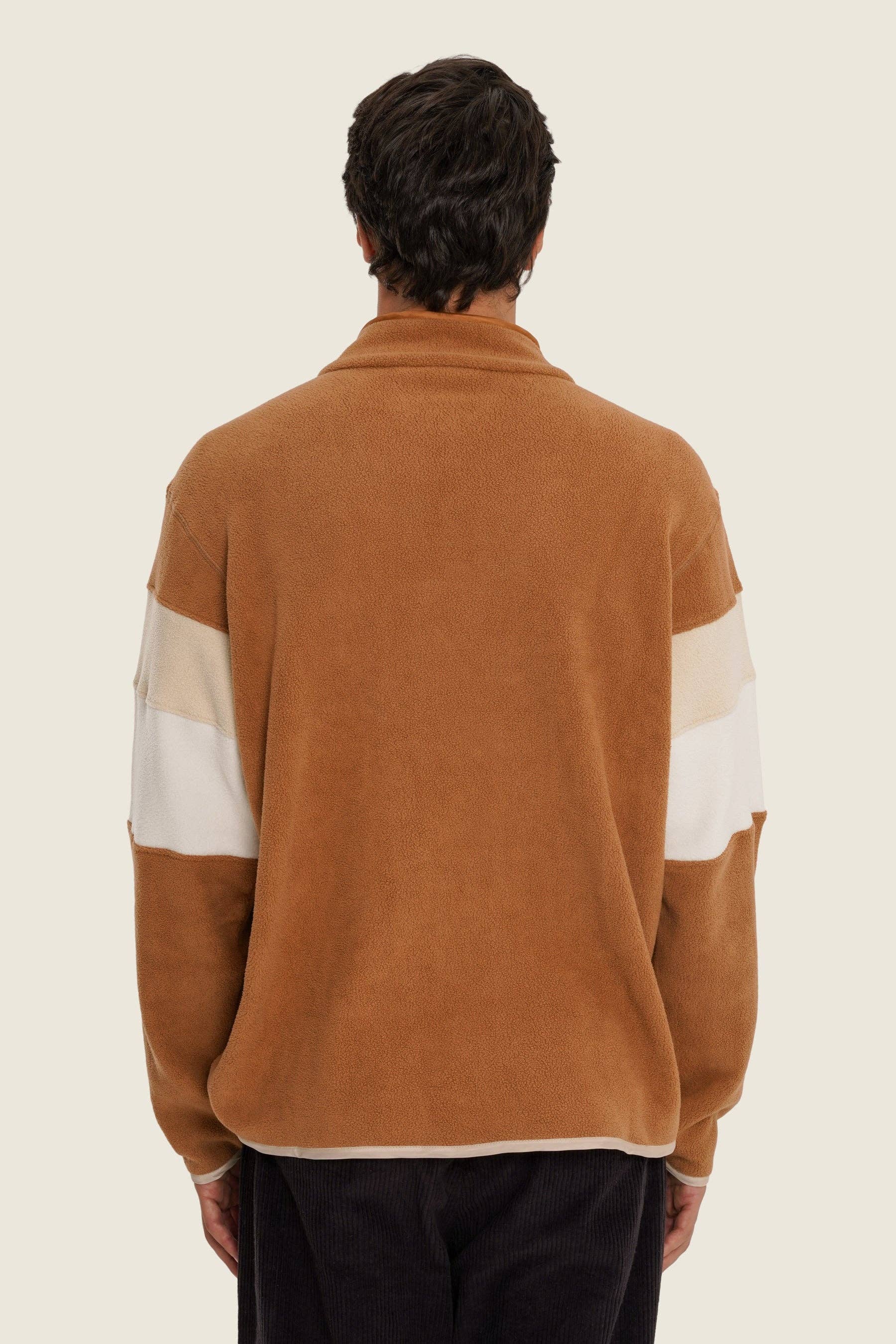 Maglione in pile marrone bicolor con collo alto