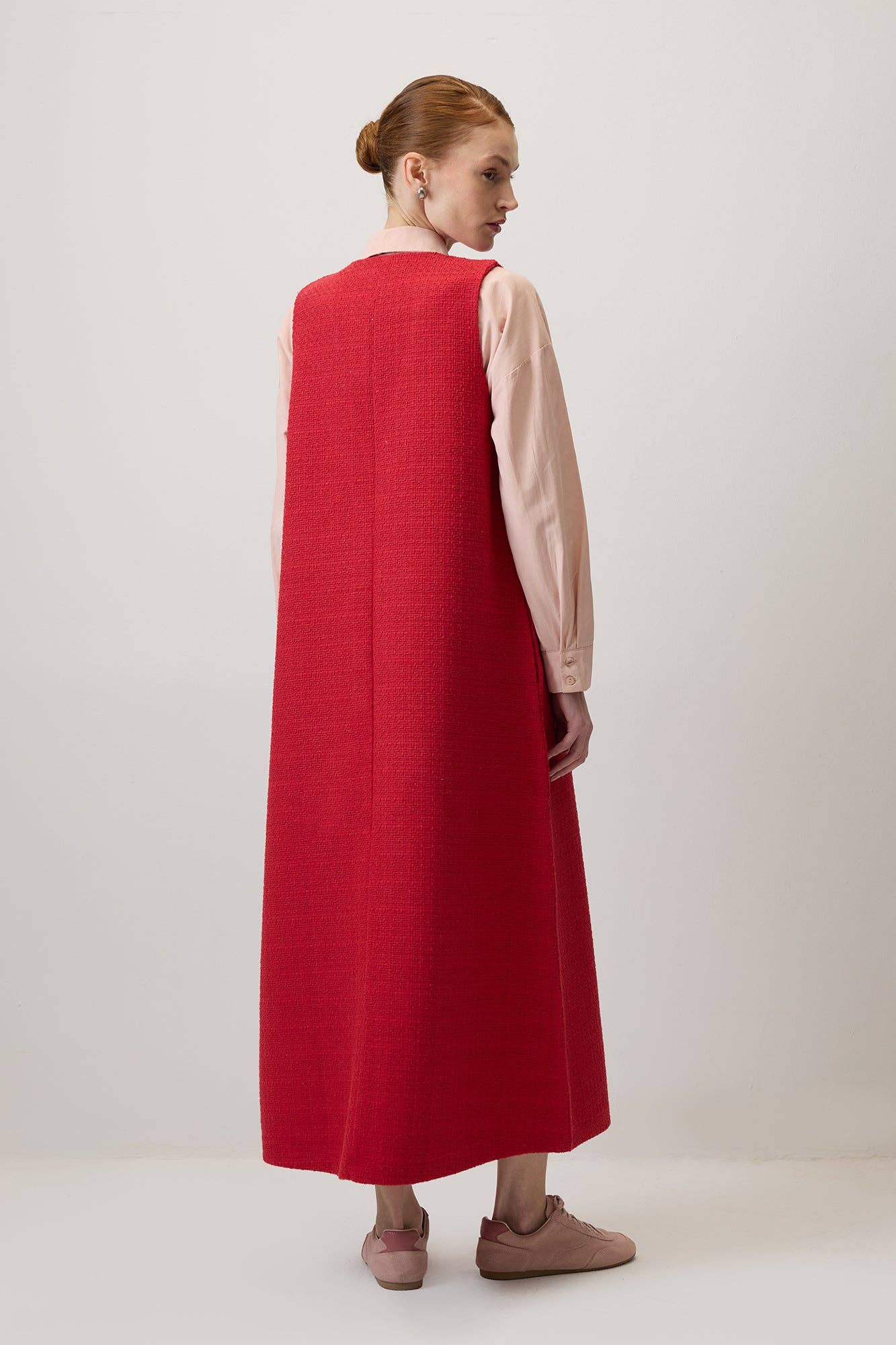 Abito pinafore in tweed con scollo a V rosso
