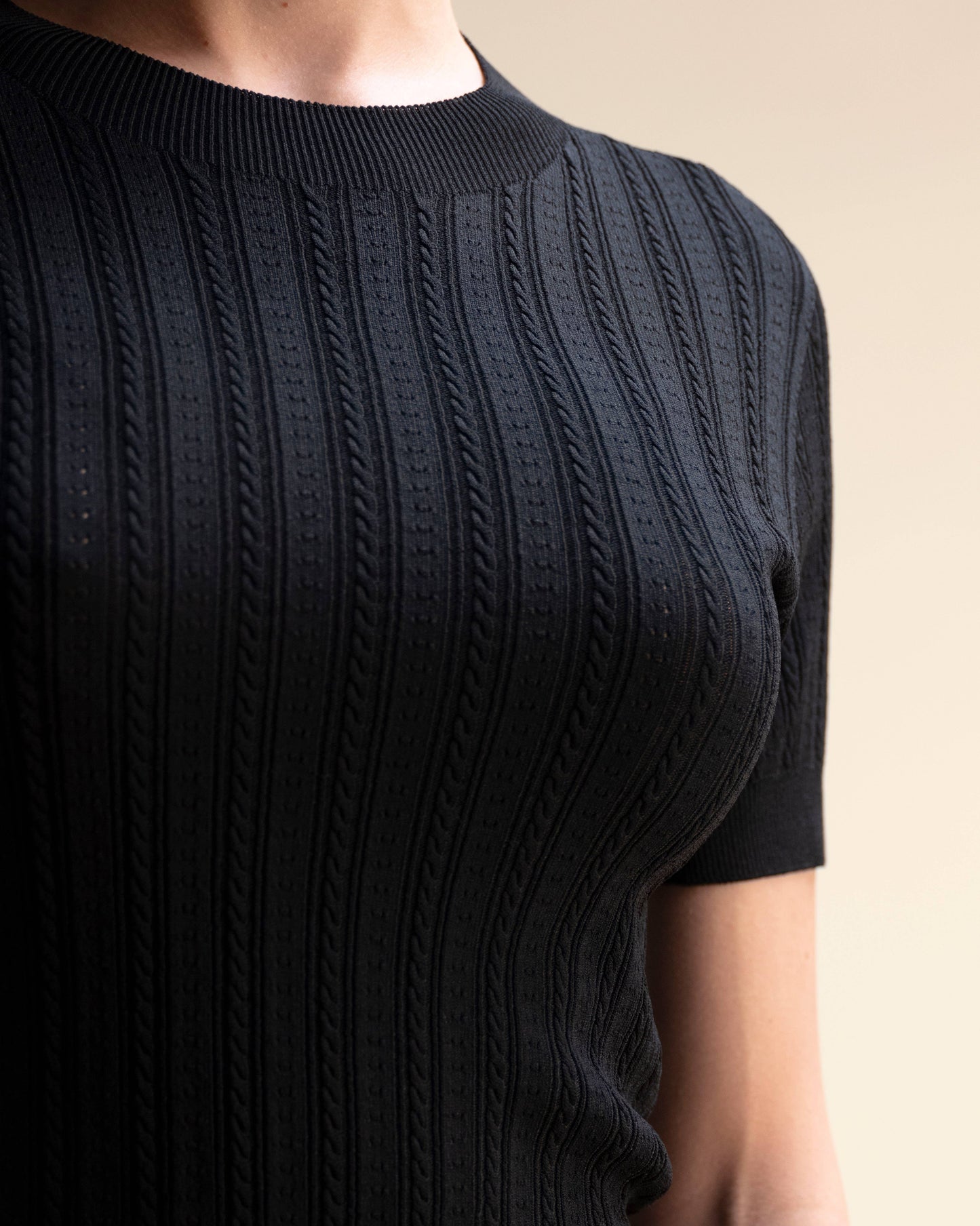 Maglia a maniche corte in misto viscosa con trecce 3D
