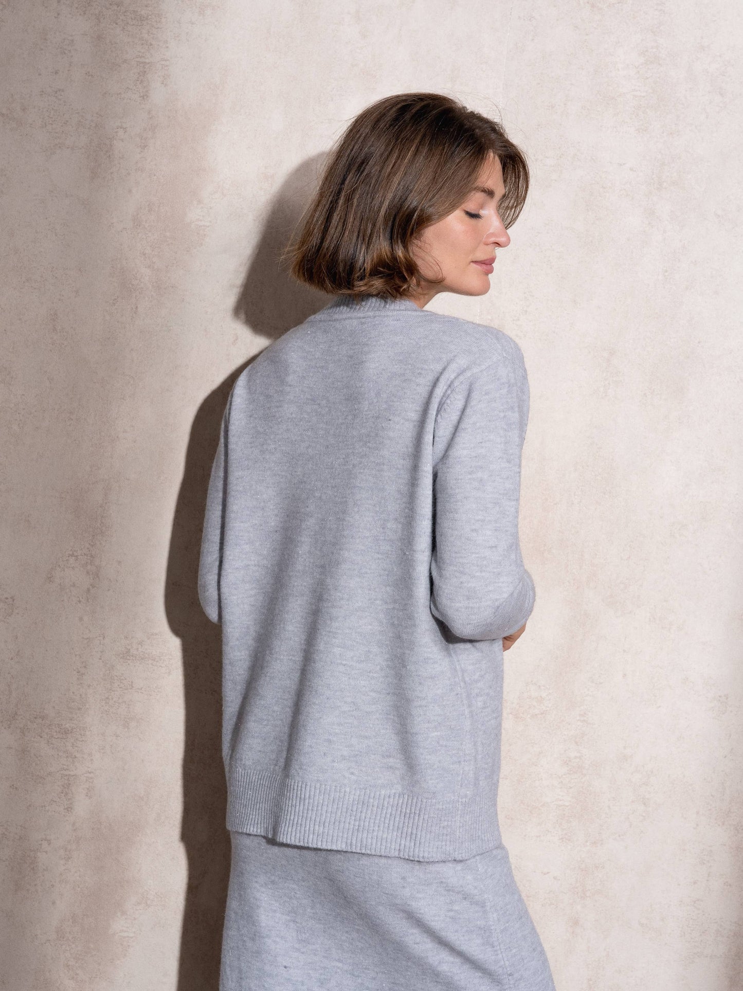 Completo in maglia scintillante due pezzi con gonna midi